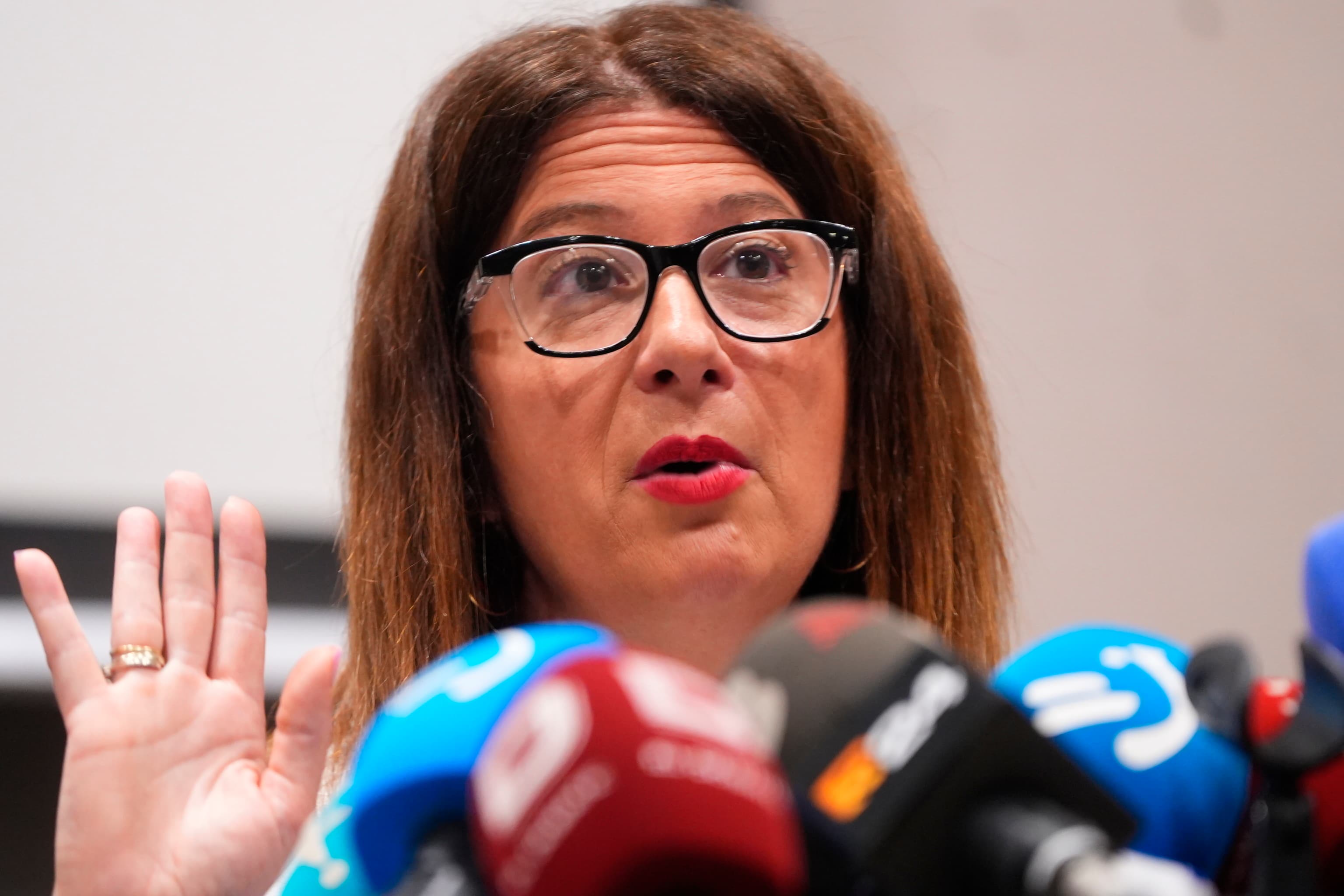 Reporte sobre la Emergencia de Comunicaciones Implicando a Leire Díez, Vicente Fernández, y un Ex Presidente de SEPI, con Referencias a un Ex Secretario de Organización