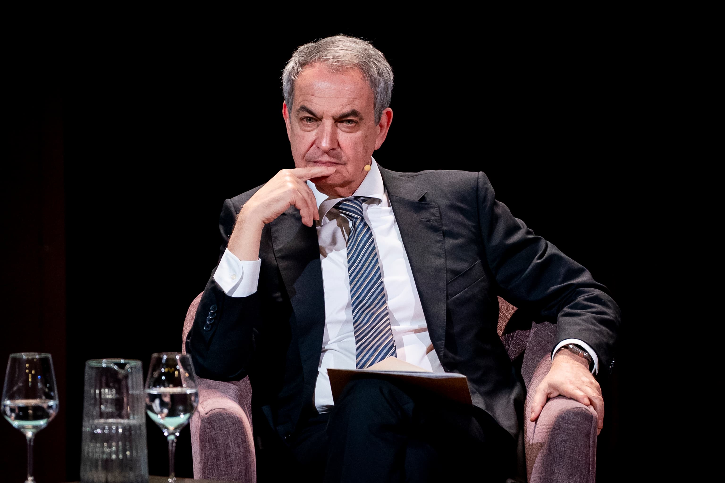 Bajo la Lupa: Zapatero y el Escrutinio de 36 Facturas y 490.000 Euros por 'Captación de Clientes'