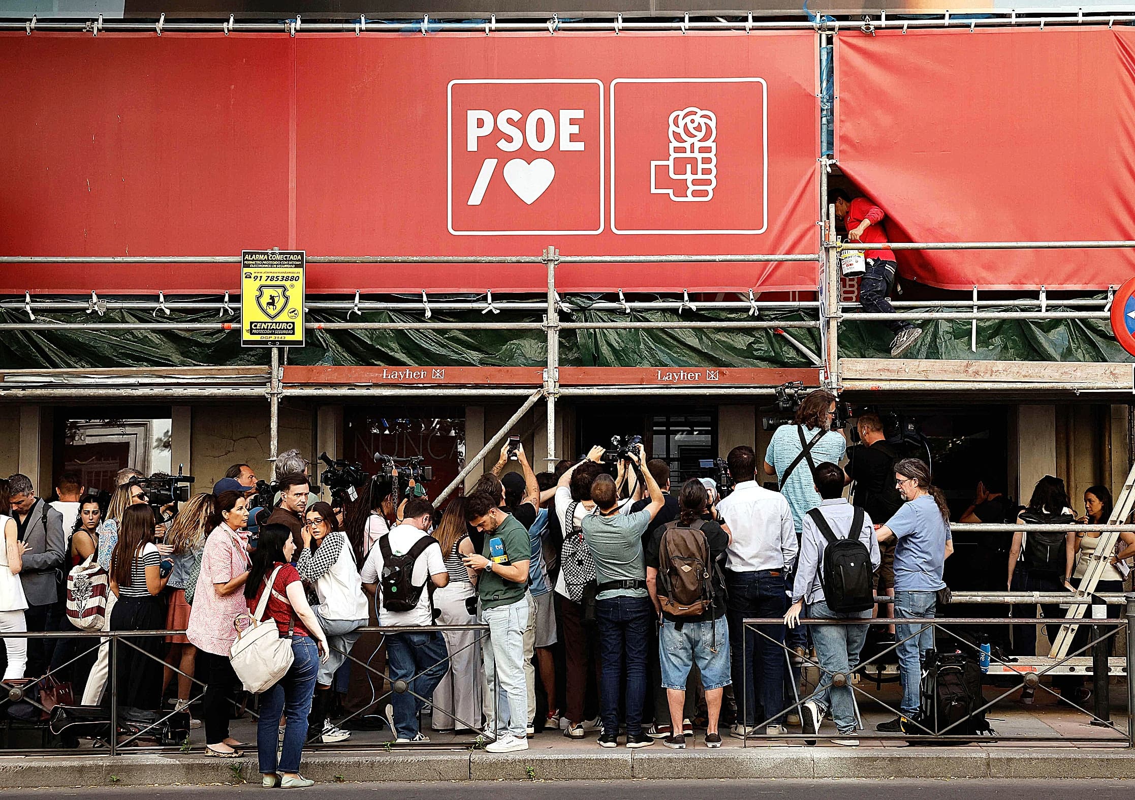 Documento Judicial Contiene Alusiones al Presidente del Gobierno Tras Operación en Sede de Partido