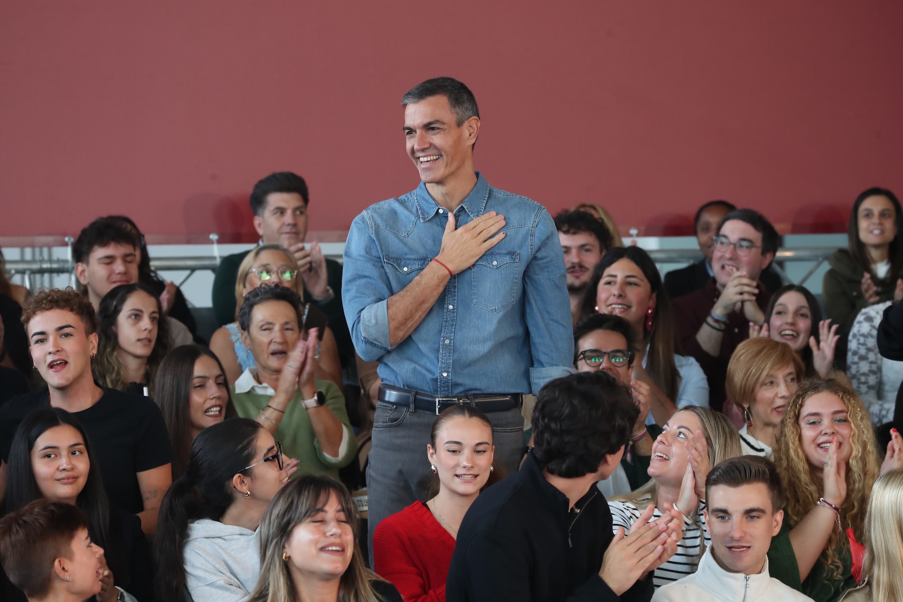 Análisis Editorial sobre la Percepción Pública y el Liderazgo Político