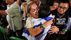 Arresto de Piloto Tras Apuñalamiento en Vuelo Hacia Israel, Según Autoridades
