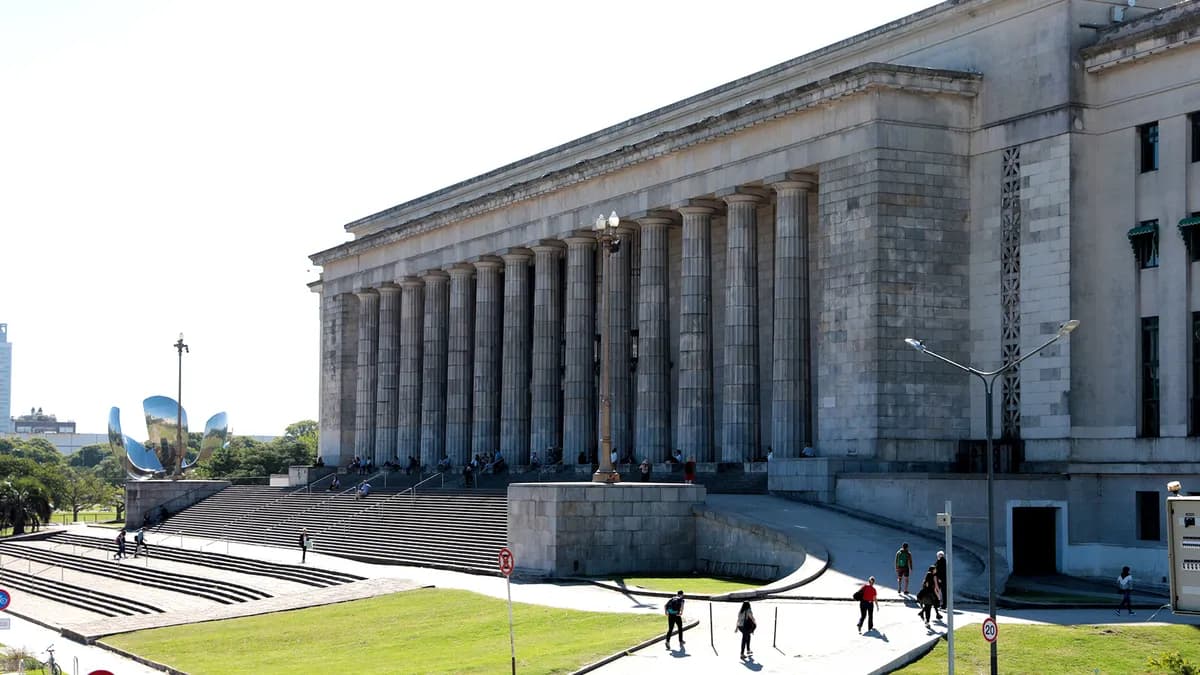 Decisión Judicial Relacionada con Fondos Universitarios y Ajuste Económico