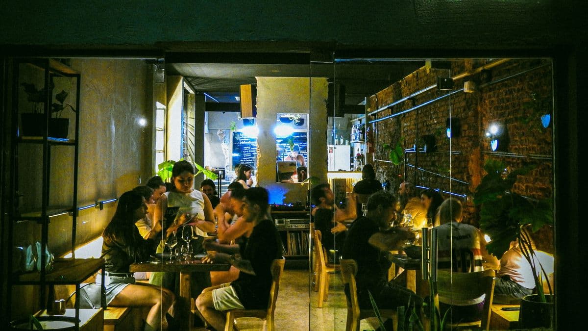 Establecimiento Gastronómico Diez Treinta Inicia Operaciones en Colegiales con Enfoque en Cocina de Temporada, Vinos de Baja Intervención y Programa Musical de Alta Fidelidad