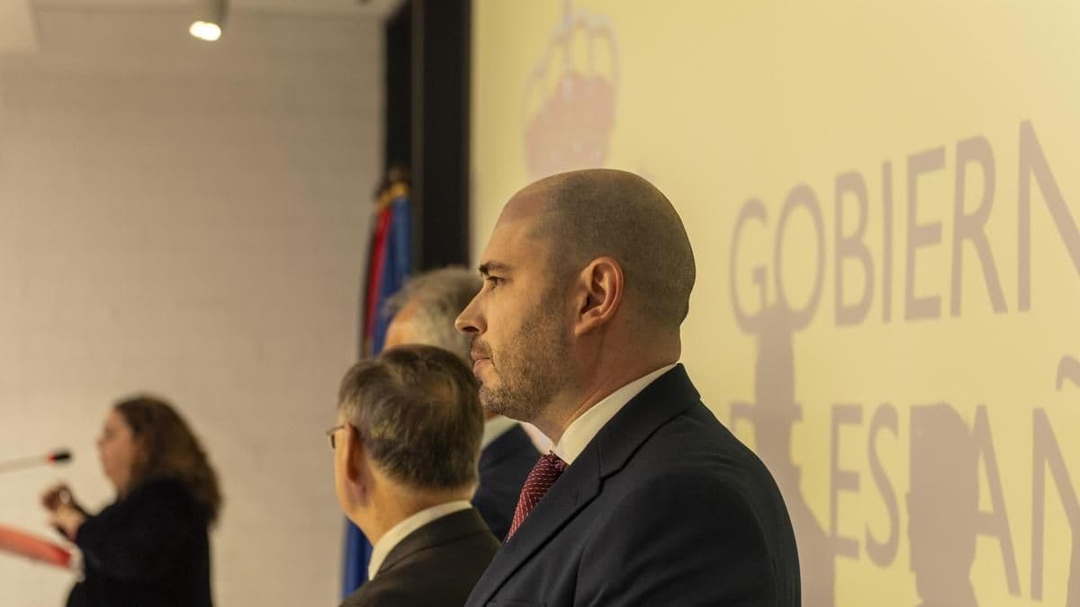 Diputado Socialista en Ceuta Solicita Dimisión del Delegado del Gobierno en Contexto de Propuesta Política de Vox