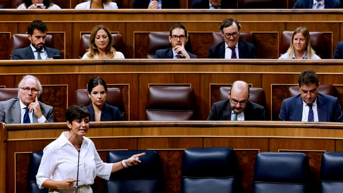 El Ministerio de Vivienda y Junts negocian medidas regulatorias sobre desahucios y adquisición de inmuebles