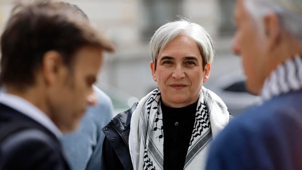 Izquierda Unida Aboga por Amplia Coalición y Apoya Candidatura de Ada Colau en Contexto de Movimientos Políticos