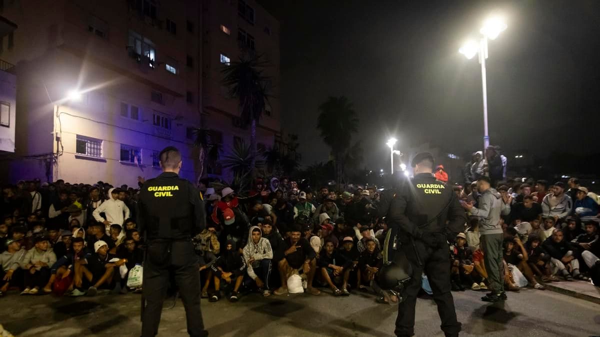 Inicio del traslado de migrantes al campamento del puerto de Ceuta tras aval judicial