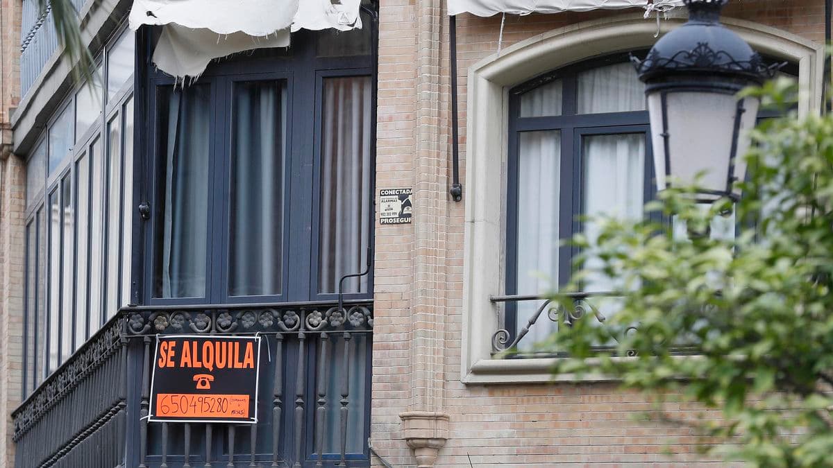 Medidas gubernamentales regulan precios de alquiler y extienden protecciones en el mercado de vivienda español